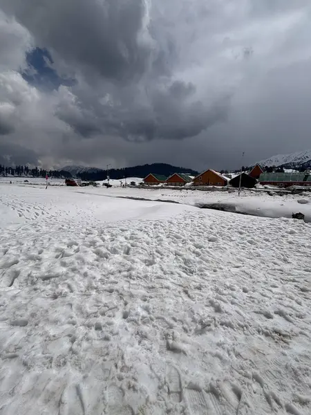 Güzel Gulmarg vadisi karla kaplı ve yüksek dağlarla çevrili.