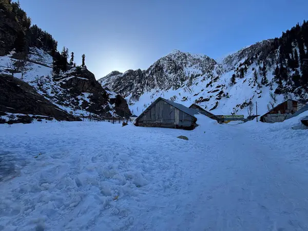 Pahalgam Vadisi Chandanwadi 'nin güzel karlı manzarası 