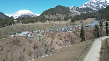 Etrafı dağlarla çevrili Aru Vadisi 'nin güzel manzarası.