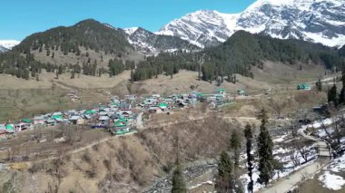 Etrafı dağlarla çevrili Aru Vadisi 'nin güzel manzarası.