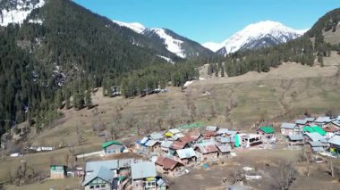 Etrafı dağlarla çevrili Aru Vadisi 'nin güzel manzarası.