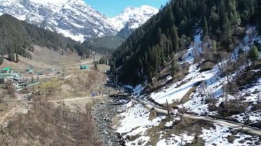 Etrafı dağlarla çevrili Aru Vadisi 'nin güzel manzarası.