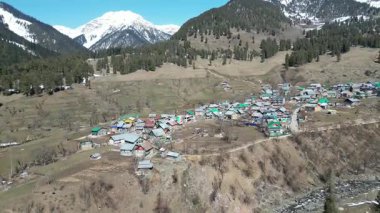 Etrafı dağlarla çevrili Aru Vadisi 'nin güzel manzarası.