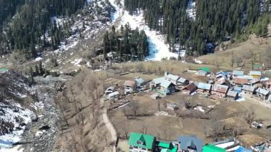 Etrafı dağlarla çevrili Aru Vadisi 'nin güzel manzarası.