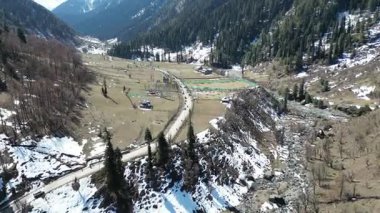 Etrafı dağlarla çevrili Aru Vadisi 'nin güzel manzarası.