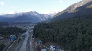 Pahalgam Vadisi 'nin güzel hava manzarası. Etrafı nehirle çevrili ve dağlarla çevrili.