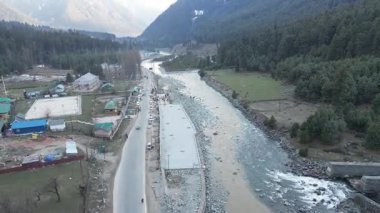 Pahalgam Vadisi 'nin güzel hava manzarası. Etrafı nehirle çevrili ve dağlarla çevrili.