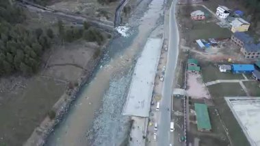 Pahalgam Vadisi 'nin güzel hava manzarası. Etrafı nehirle çevrili ve dağlarla çevrili.