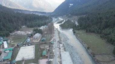 Pahalgam Vadisi 'nin güzel hava manzarası. Etrafı nehirle çevrili ve dağlarla çevrili.