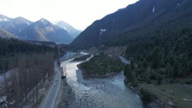 Pahalgam Vadisi 'nin güzel hava manzarası. Etrafı nehirle çevrili ve dağlarla çevrili.