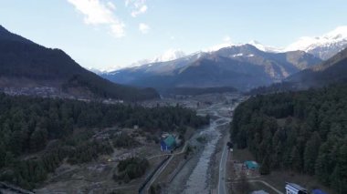 Pahalgam Vadisi 'nin güzel hava manzarası. Etrafı nehirle çevrili ve dağlarla çevrili.