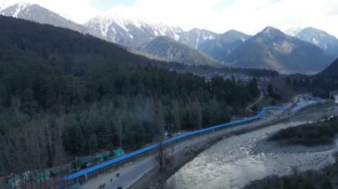 Pahalgam Vadisi 'nin güzel hava manzarası. Etrafı nehirle çevrili ve dağlarla çevrili.