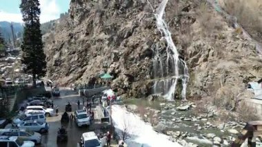 Etrafı karlı dağlarla çevrili kuru kaşmir vadisinin güzel havadan manzarası. 