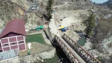 Etrafı karlı dağlarla çevrili kuru kaşmir vadisinin güzel havadan manzarası. 