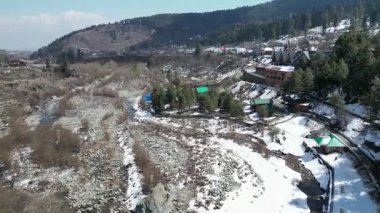 Etrafı karlı dağlarla çevrili kuru kaşmir vadisinin güzel havadan manzarası. 