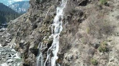 Etrafı karlı dağlarla çevrili kuru kaşmir vadisinin güzel havadan manzarası. 