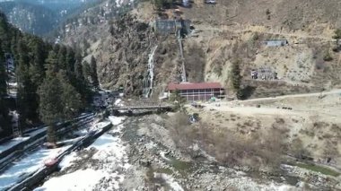 Etrafı karlı dağlarla çevrili kuru kaşmir vadisinin güzel havadan manzarası. 