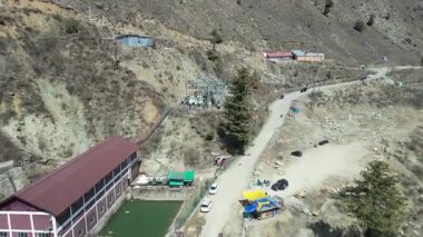 Etrafı karlı dağlarla çevrili kuru kaşmir vadisinin güzel havadan manzarası. 