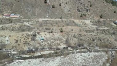 Etrafı karlı dağlarla çevrili kuru kaşmir vadisinin güzel havadan manzarası. 