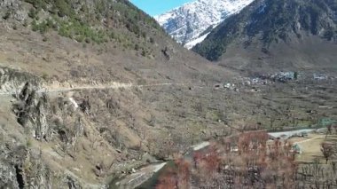 Pahalgam Kaşmir 'deki Hazan Vadisi' nin güzel manzarası. Etrafı orman ve dağlarla çevrili.