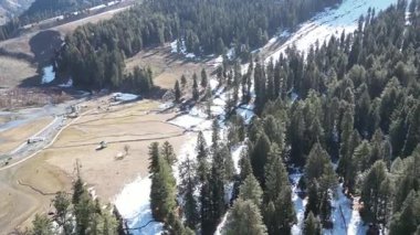 Pahalgam Kaşmir 'deki Hazan Vadisi' nin güzel manzarası. Etrafı orman ve dağlarla çevrili.