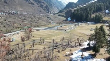Pahalgam Kaşmir 'deki Hazan Vadisi' nin güzel manzarası. Etrafı orman ve dağlarla çevrili.