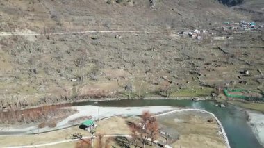 Pahalgam Kaşmir 'deki Hazan Vadisi' nin güzel manzarası. Etrafı orman ve dağlarla çevrili.