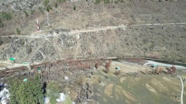 Pahalgam Kaşmir 'deki Hazan Vadisi' nin güzel manzarası. Etrafı orman ve dağlarla çevrili.