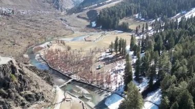 Pahalgam Kaşmir 'deki Hazan Vadisi' nin güzel manzarası. Etrafı orman ve dağlarla çevrili.