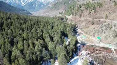 Pahalgam Kaşmir 'deki Hazan Vadisi' nin güzel manzarası. Etrafı orman ve dağlarla çevrili.