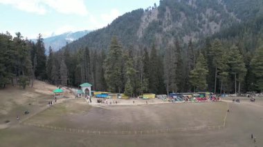 Etrafı dağlarla ve ormanlarla çevrili Pahalgam Kaşmir 'in güzel Baisaran Vally' si.