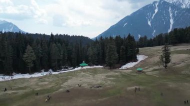 Etrafı dağlarla ve ormanlarla çevrili Pahalgam Kaşmir 'in güzel Baisaran Vally' si.