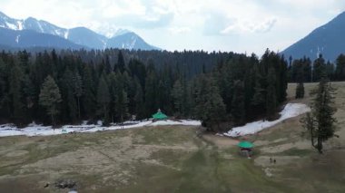 Etrafı dağlarla ve ormanlarla çevrili Pahalgam Kaşmir 'in güzel Baisaran Vally' si.