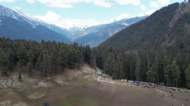 Etrafı dağlarla ve ormanlarla çevrili Pahalgam Kaşmir 'in güzel Baisaran Vally' si.