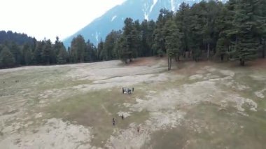 Etrafı dağlarla ve ormanlarla çevrili Pahalgam Kaşmir 'in güzel Baisaran Vally' si.