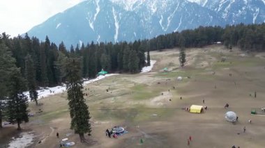 Etrafı dağlarla ve ormanlarla çevrili Pahalgam Kaşmir 'in güzel Baisaran Vally' si.