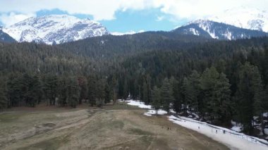 Etrafı dağlarla ve ormanlarla çevrili Pahalgam Kaşmir 'in güzel Baisaran Vally' si.