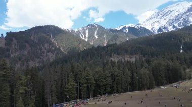 Etrafı dağlarla ve ormanlarla çevrili Pahalgam Kaşmir 'in güzel Baisaran Vally' si.
