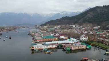 Dallı Kasmir Gölü 'nün güzel hava manzarası. Etrafı yüzen yüzen yüzen evlerle dolu.