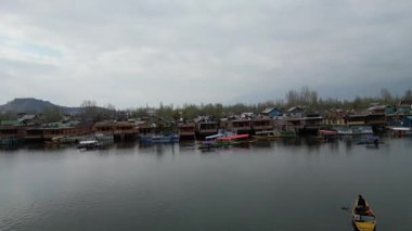 Dallı Kasmir Gölü 'nün güzel hava manzarası. Etrafı yüzen yüzen yüzen evlerle dolu.