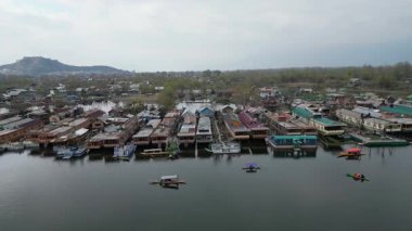 Dallı Kasmir Gölü 'nün güzel hava manzarası. Etrafı yüzen yüzen yüzen evlerle dolu.