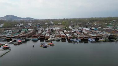 Dallı Kasmir Gölü 'nün güzel hava manzarası. Etrafı yüzen yüzen yüzen evlerle dolu.
