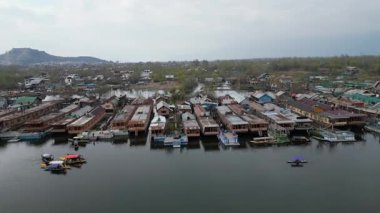 Dallı Kasmir Gölü 'nün güzel hava manzarası. Etrafı yüzen yüzen yüzen evlerle dolu.
