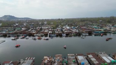 Dallı Kasmir Gölü 'nün güzel hava manzarası. Etrafı yüzen yüzen yüzen evlerle dolu.