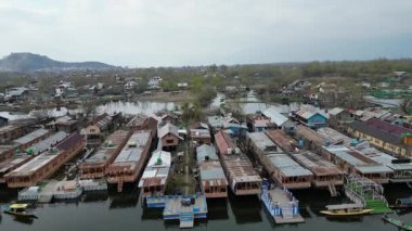 Dallı Kasmir Gölü 'nün güzel hava manzarası. Etrafı yüzen yüzen yüzen evlerle dolu.