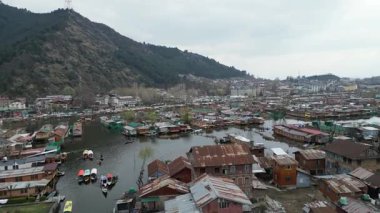 Dallı Kasmir Gölü 'nün güzel hava manzarası. Etrafı yüzen yüzen yüzen evlerle dolu.