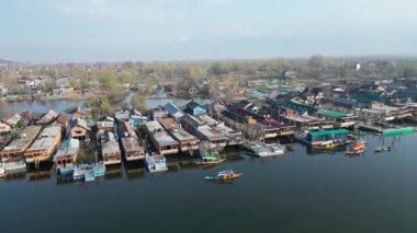 Dallı Kasmir Gölü 'nün güzel hava manzarası. Etrafı yüzen yüzen yüzen evlerle dolu.