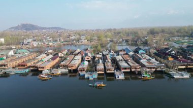 Dallı Kasmir Gölü 'nün güzel hava manzarası. Etrafı yüzen yüzen yüzen evlerle dolu.