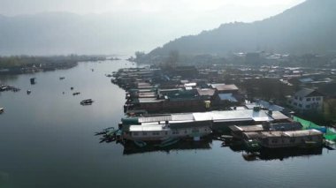 Dallı Kasmir Gölü 'nün güzel hava manzarası. Etrafı yüzen yüzen yüzen evlerle dolu.