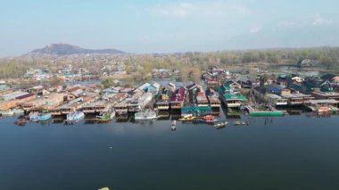 Dallı Kasmir Gölü 'nün güzel hava manzarası. Etrafı yüzen yüzen yüzen evlerle dolu.